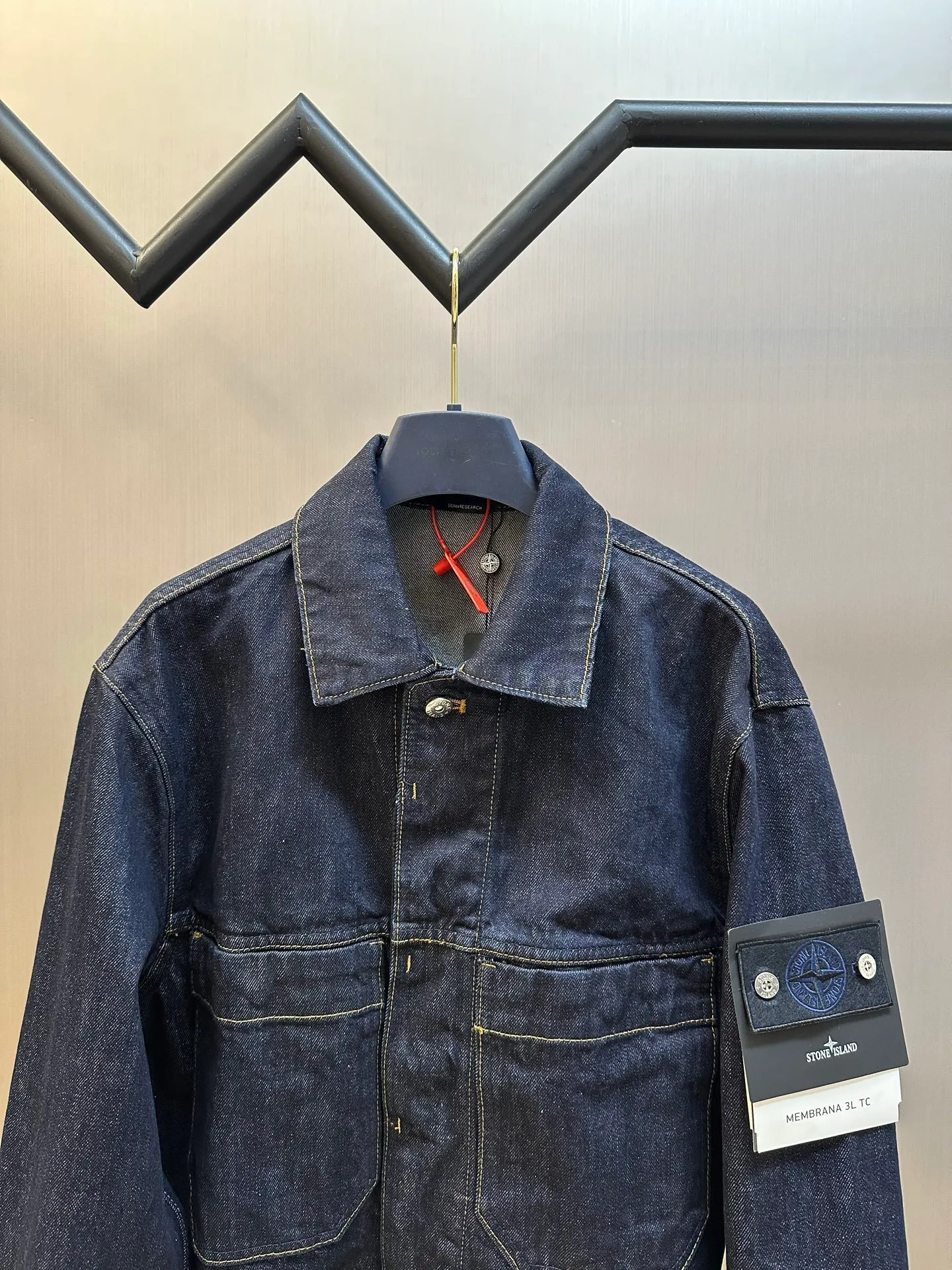 P520 Stonelsland Stone Island emblem denim jacket is made of custom-made high-density twill denim fabric. The front chest pocket is cut into the front panel in a golden ratio. The iconic Stonelsland emblem is embellished on the sleeves, like a unique medal, highlighting the brand's imprint. The whole piece of clothing is washed with medium filial piety, using a special solution to remove stains and slight fading, and then snowflake washed, using a strong washing method to fade the color to make it more uniform. The whole piece of clothing is stitched together using an embedded clamping machine. By changing the needle position, the embedded clamping machine can control the distance between the two needles to achieve seamless, smooth and tidy splicing. Size: s m l xl